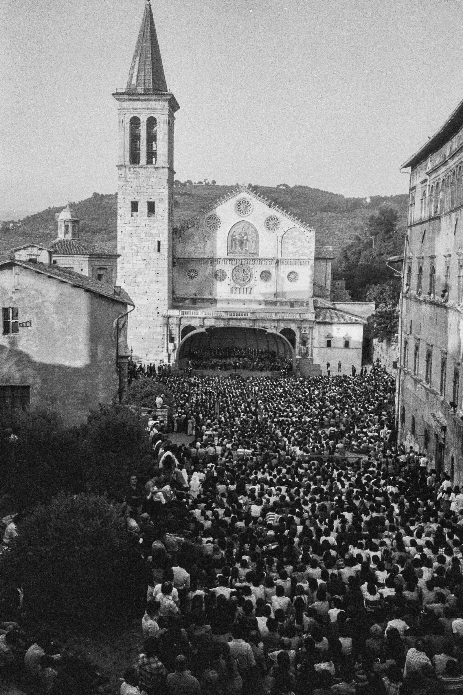 Crowded Festival di Spoleto event at historic cathedral with massive audience