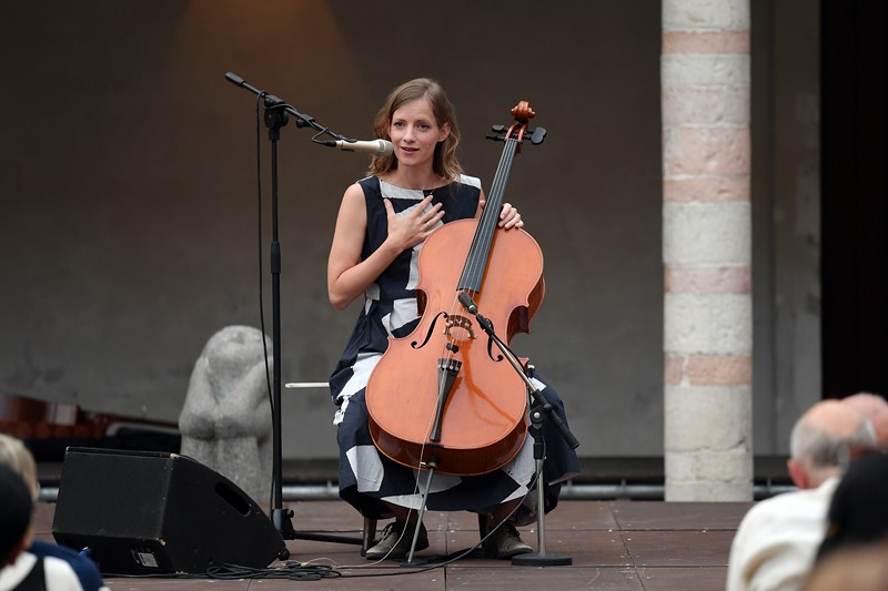 Violoncellista si esibisce al Festival di Spoleto, suonando con passione