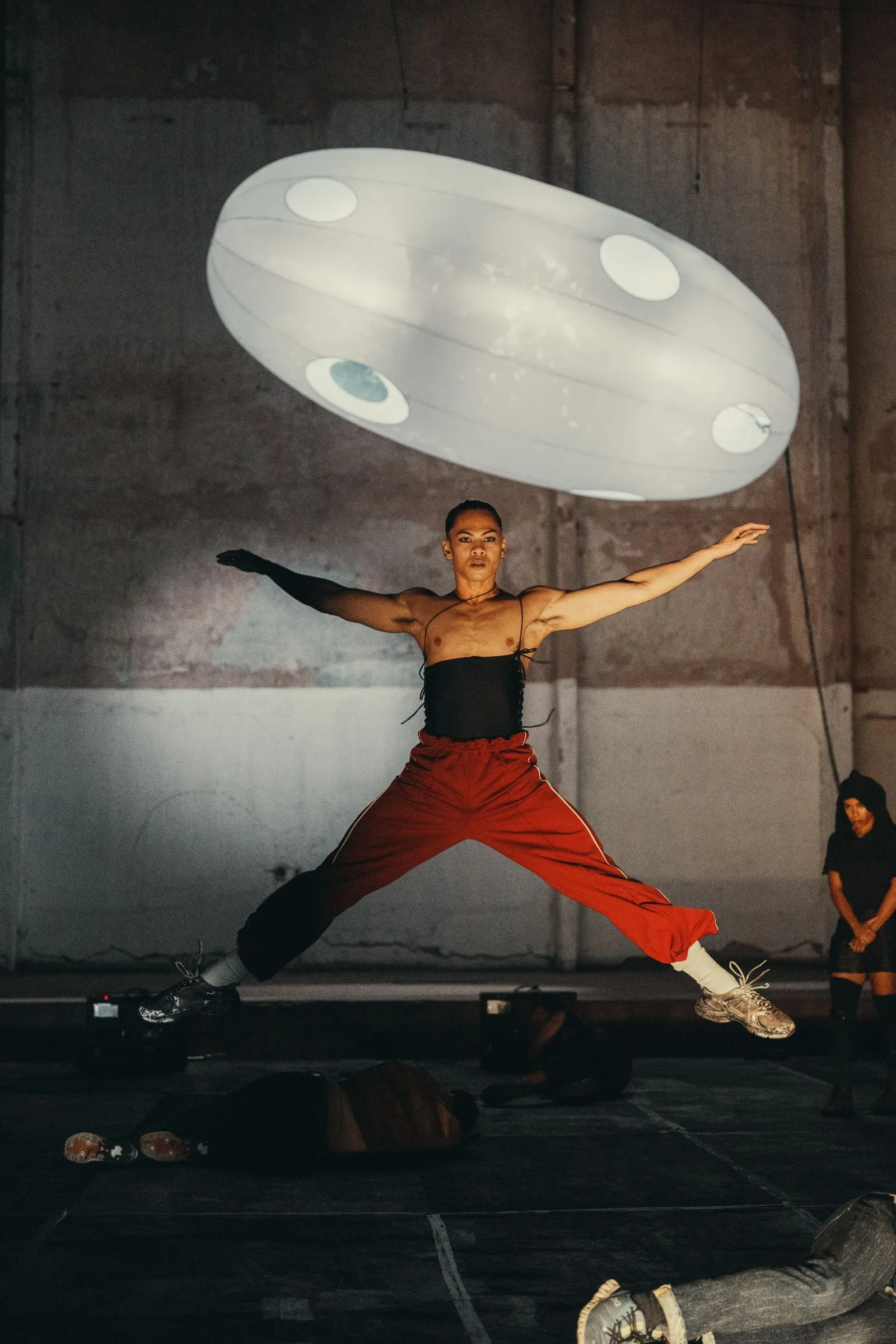 Festival di Spoleto performer leaps dramatically under floating white disc