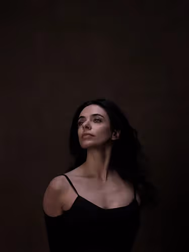Dramatic portrait of performer at Festival di Spoleto, dark background