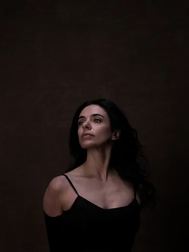 Dramatic portrait of performer at Festival di Spoleto, dark background