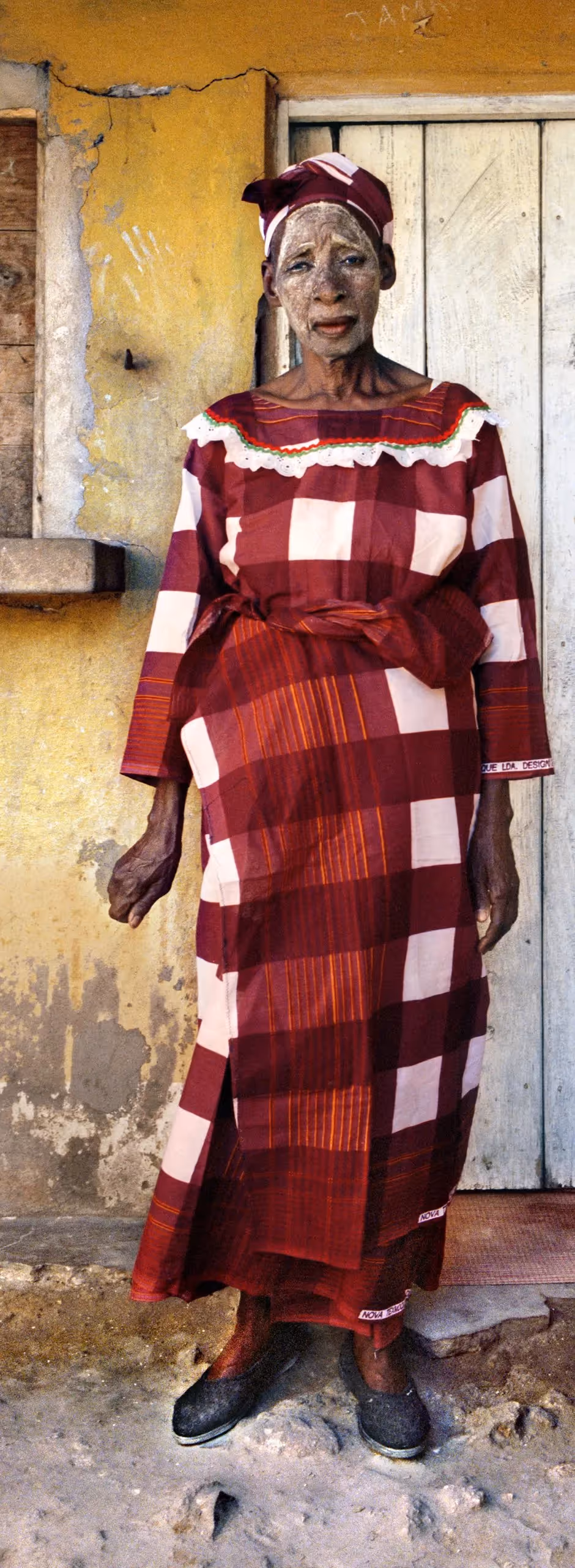 Festival di Spoleto portrait: Elderly person in vibrant checkered traditional dress