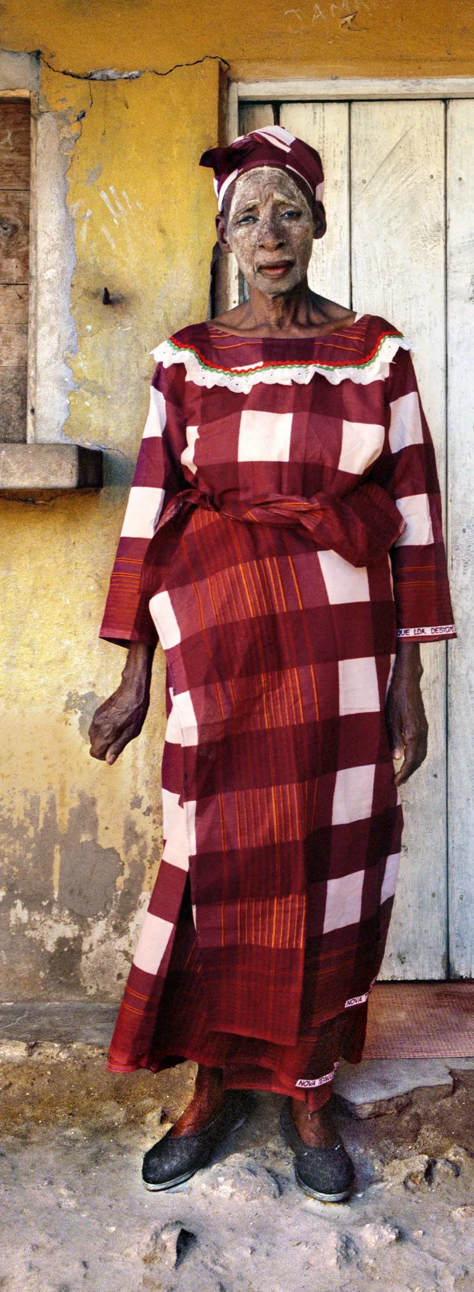 Festival di Spoleto portrait: Elderly person in vibrant checkered traditional dress