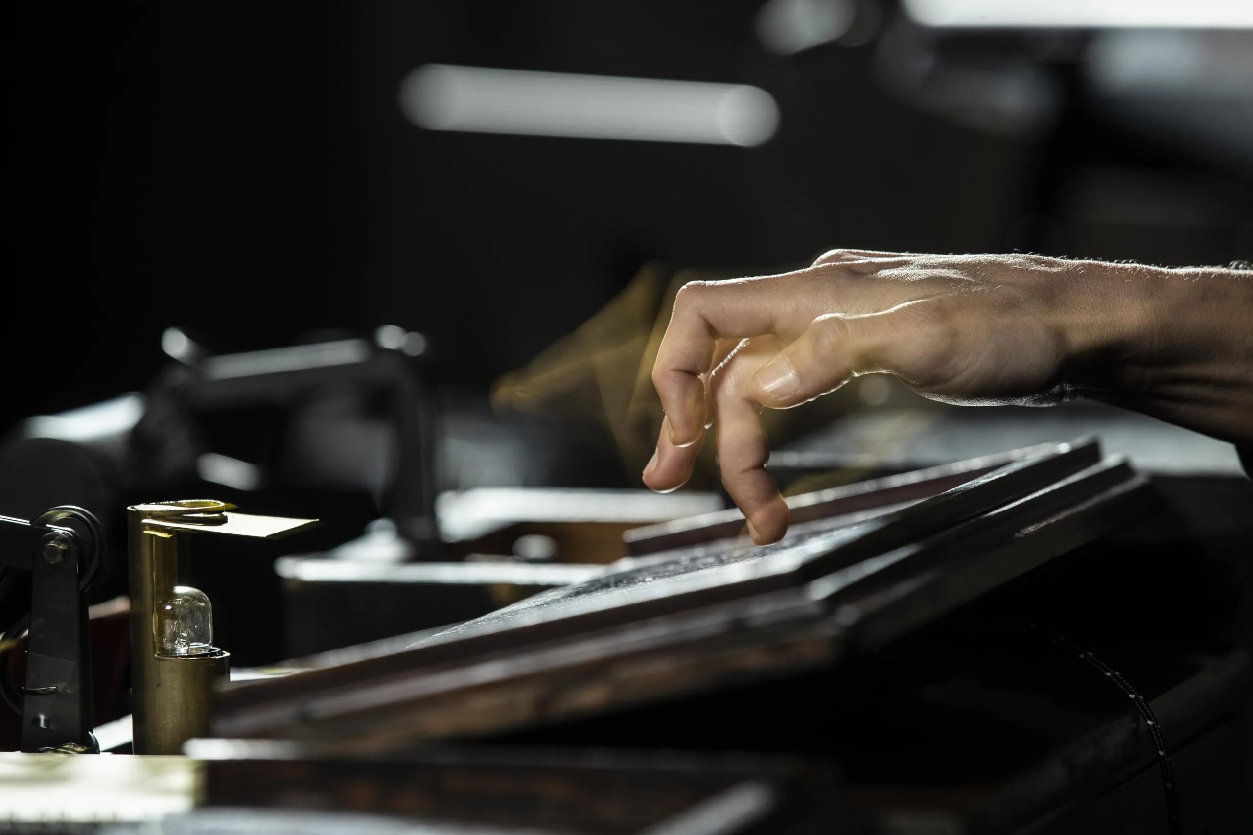 Mano su macchina da scrivere vintage al Festival di Spoleto