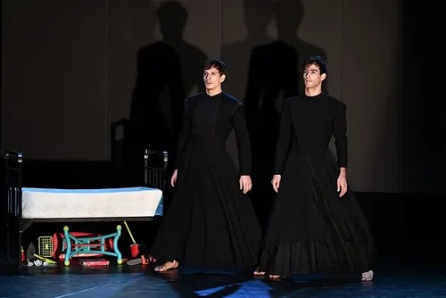 Due performer in nero sul palco al Festival di Spoleto, ombre suggestive