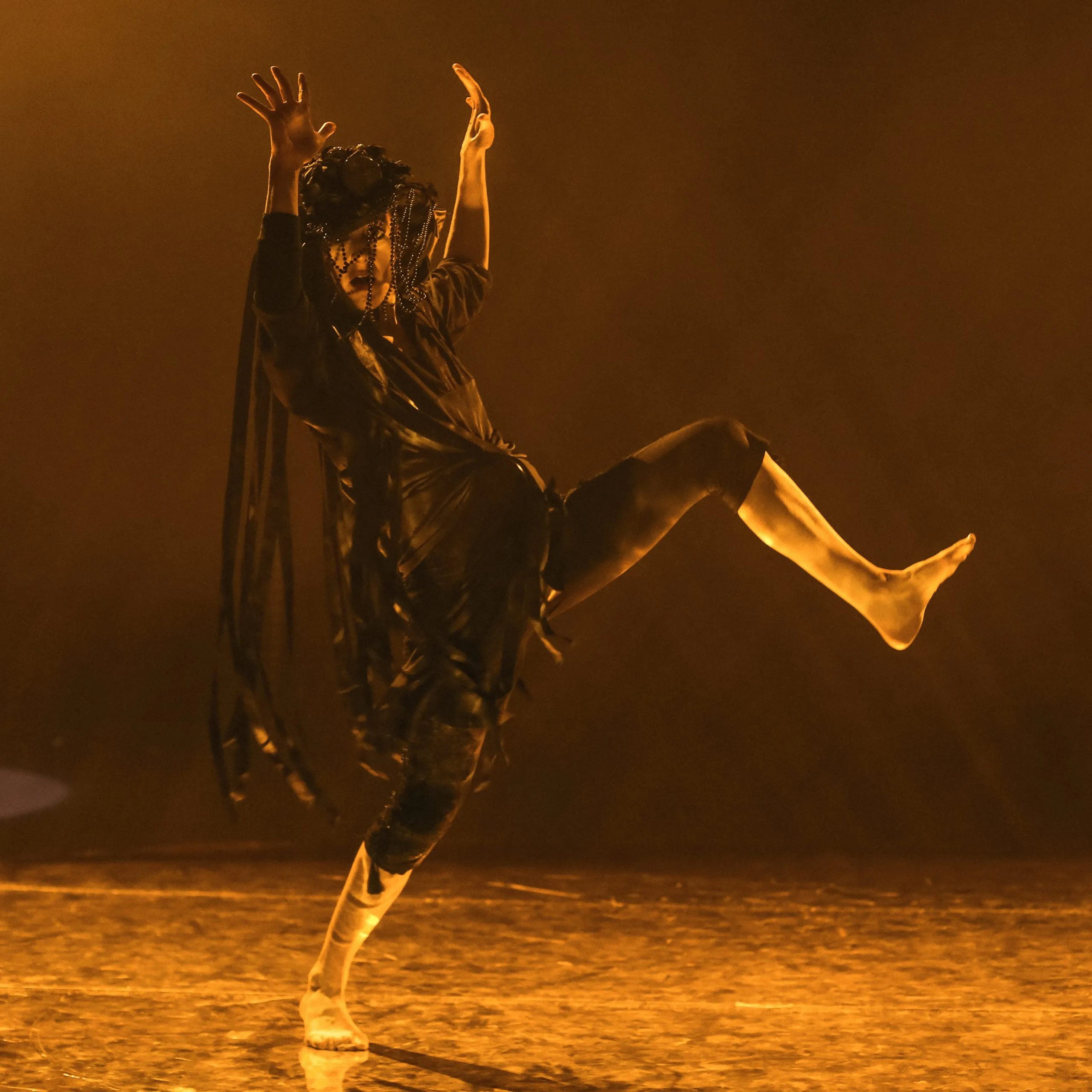 Danza dinamica al Festival di Spoleto, movimento espressivo su palcoscenico dorato