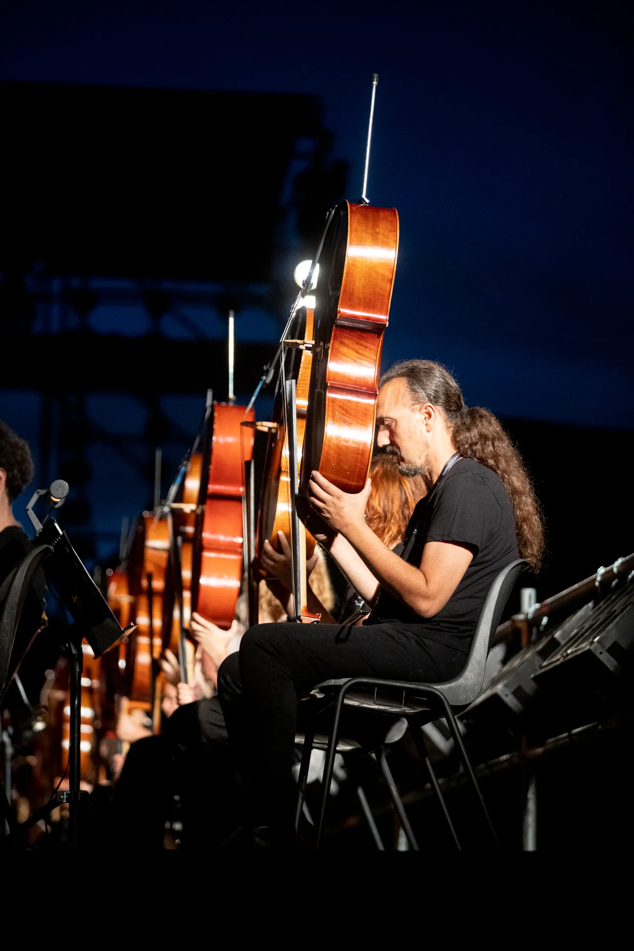 Musicisti di violoncello al Festival di Spoleto in serata notturna