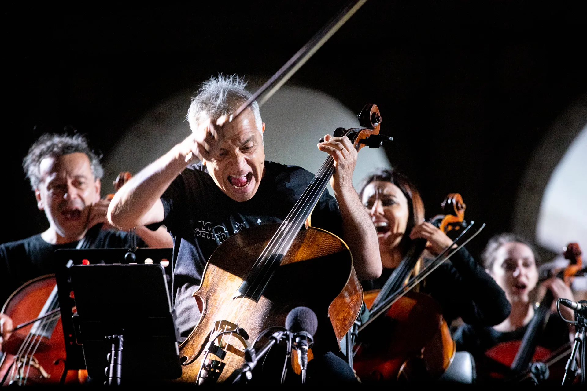 Musicisti appassionati si esibiscono al Festival di Spoleto con violoncelli