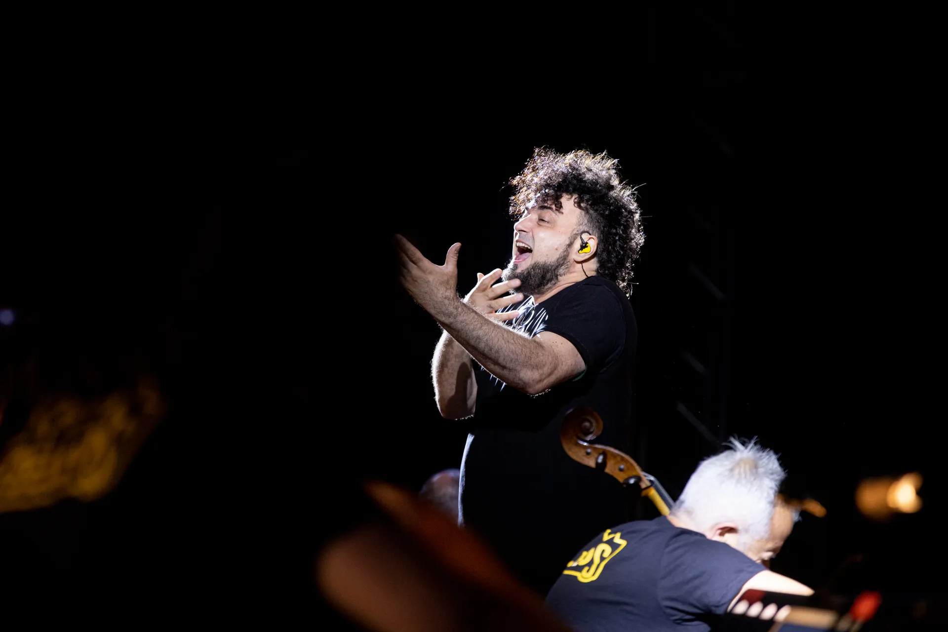 Artista appassionato si esibisce al Festival di Spoleto con energia travolgente