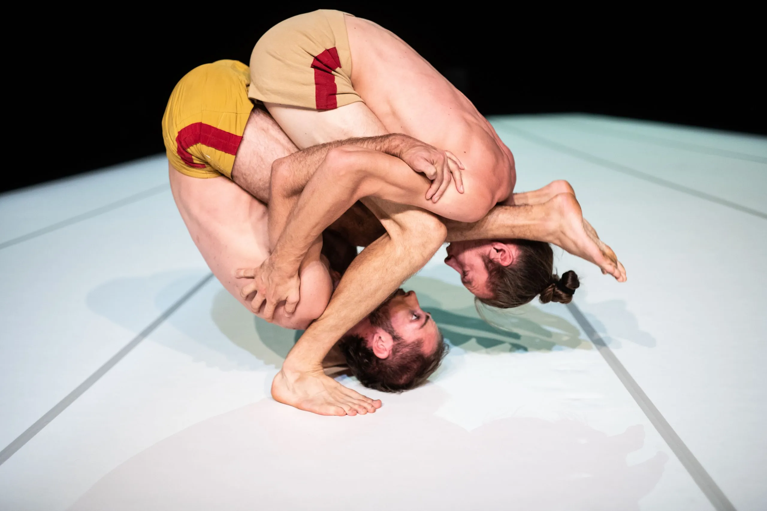 Performance di danza contemporanea al Festival di Spoleto con corpi intrecciati