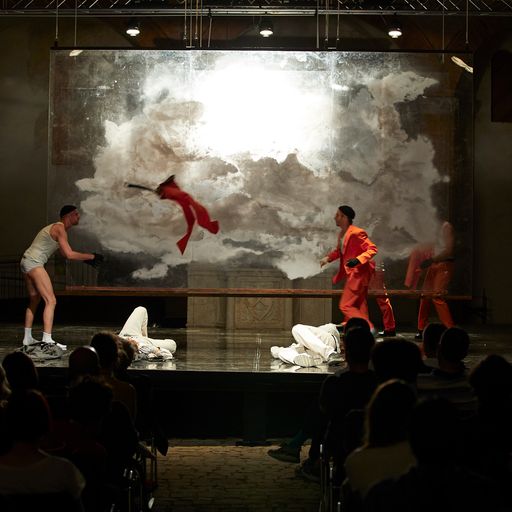 Scena teatrale dinamica al Festival di Spoleto con artisti in movimento
