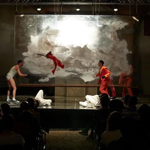 Scena teatrale dinamica al Festival di Spoleto con artisti in movimento