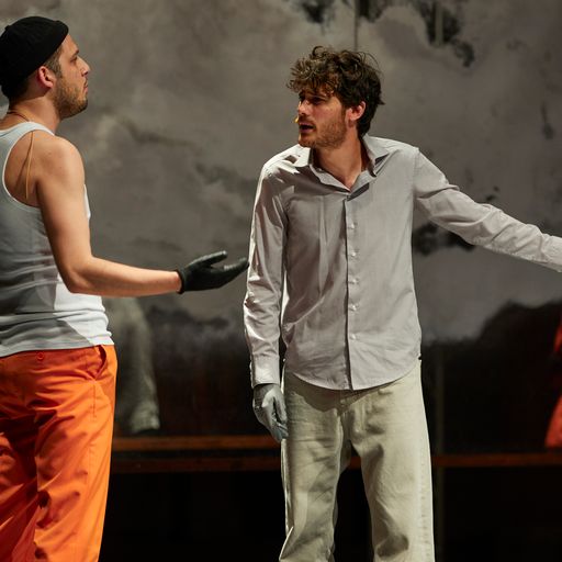 Attori sul palco al Festival di Spoleto, interazione drammatica e intensa