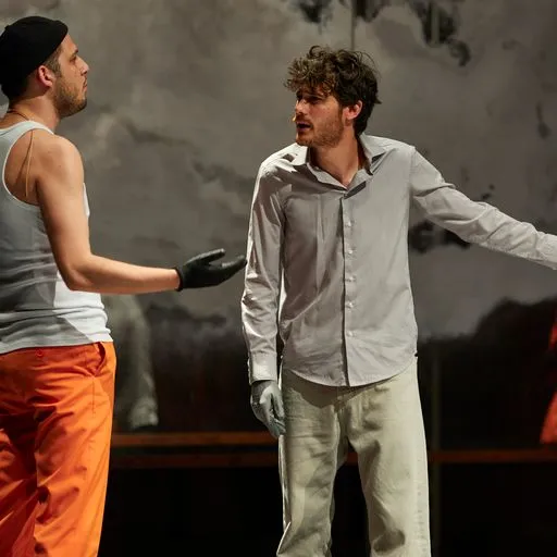 Attori sul palco al Festival di Spoleto, interazione drammatica e intensa