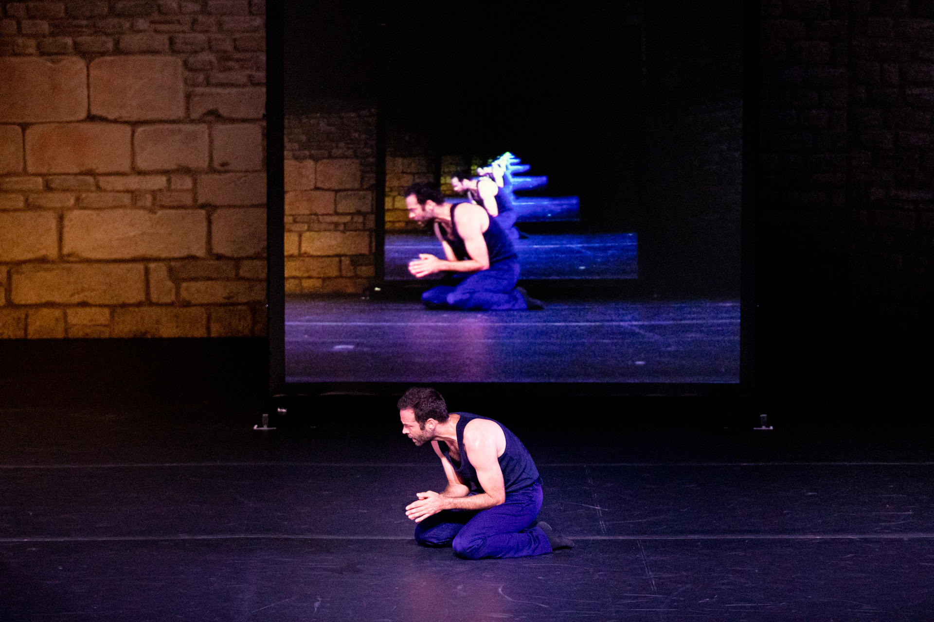 Danzatore in movimento sul palco al Festival di Spoleto, ripreso più volte