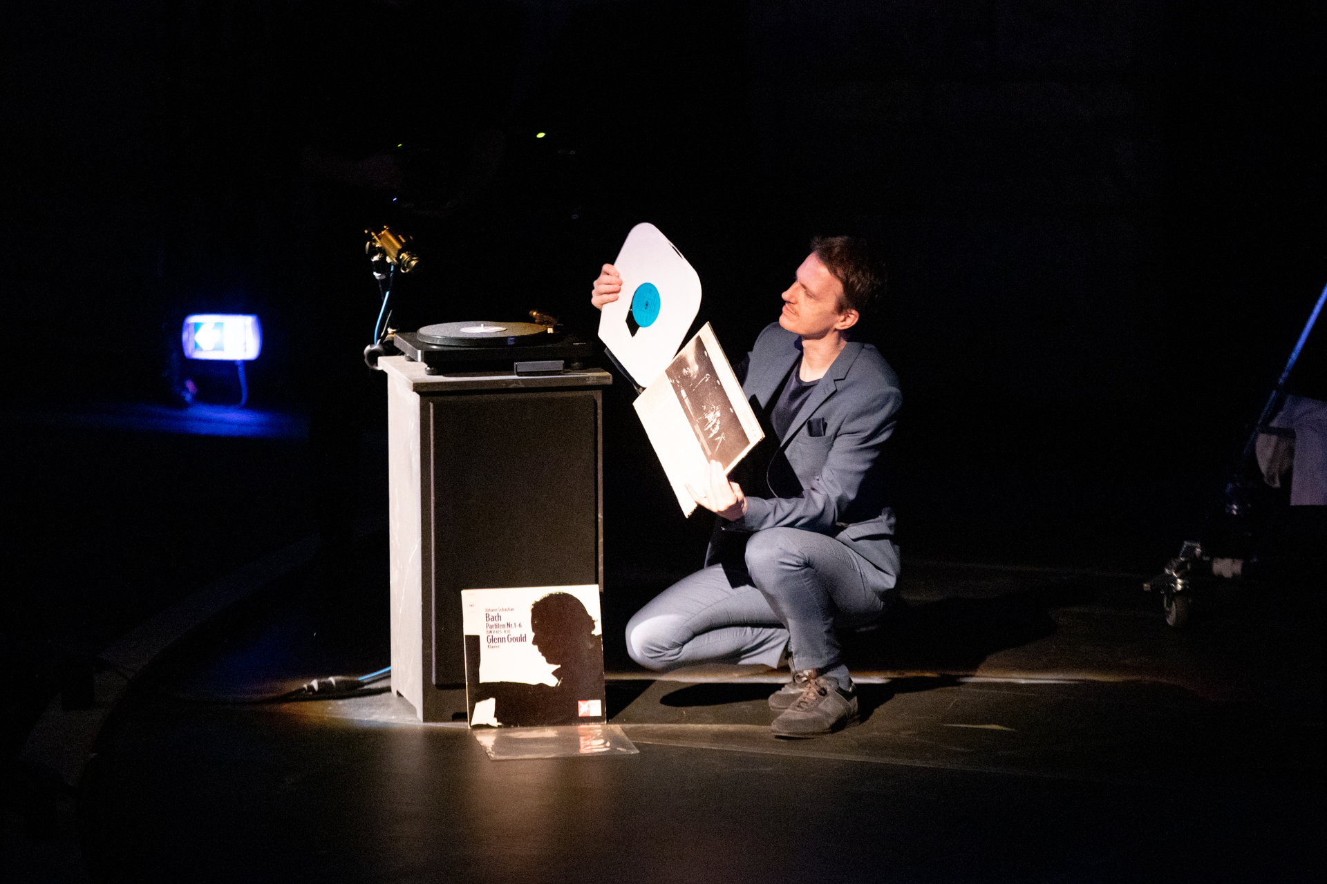 Performance artistica al Festival di Spoleto con vinile e palcoscenico scuro