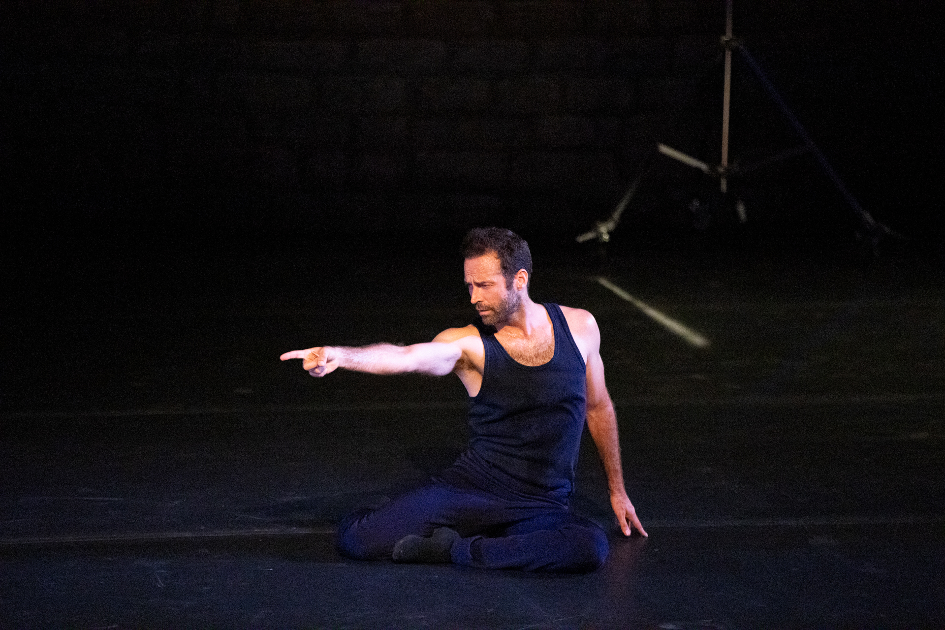 Danzatore seduto sul palco al Festival di Spoleto, gesto espressivo