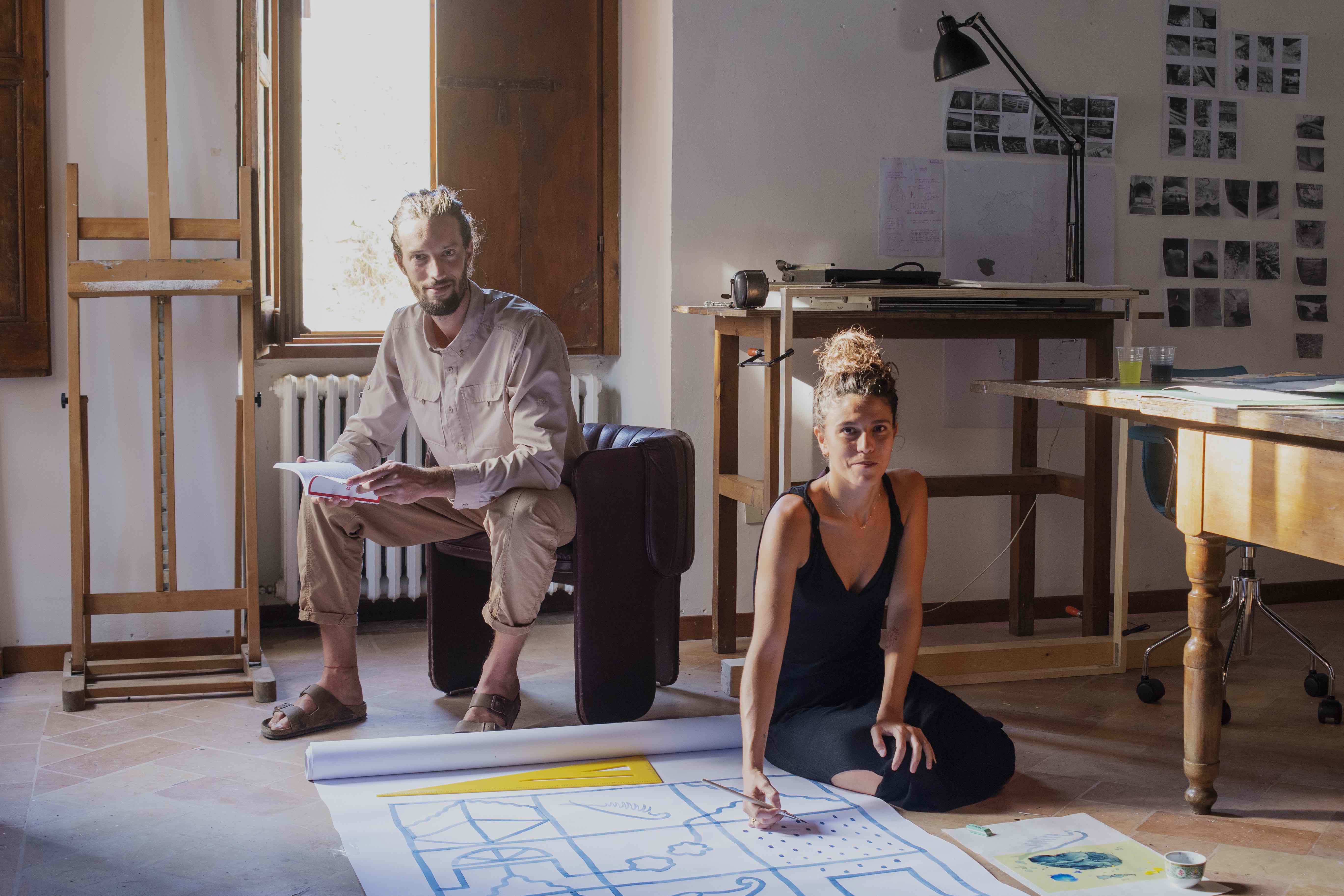 Creativi al lavoro nello studio durante il Festival di Spoleto