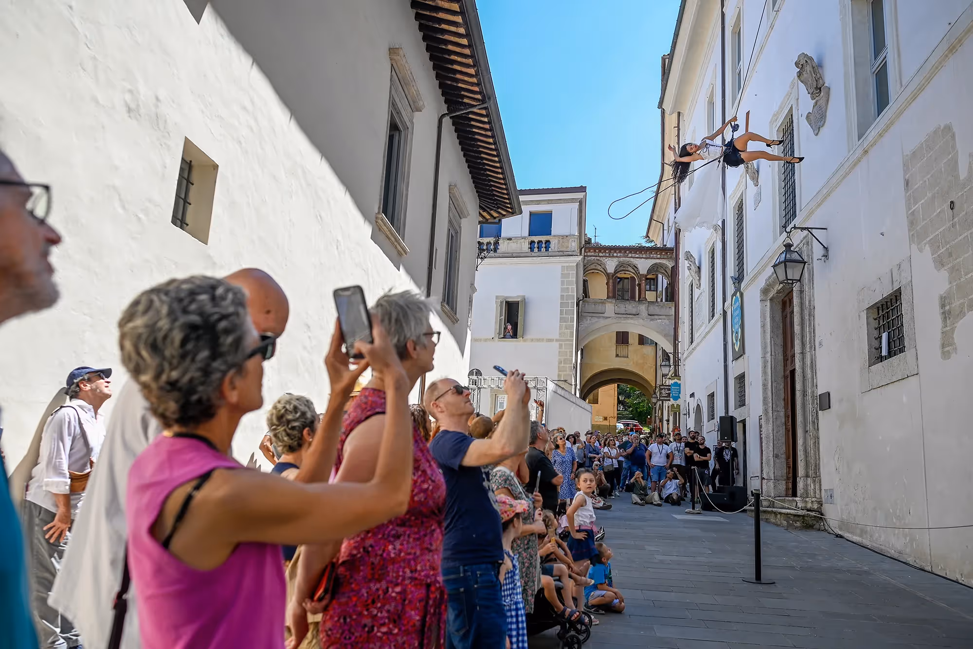 Aerial performer at Festival di Spoleto draws crowd in historic Italian street