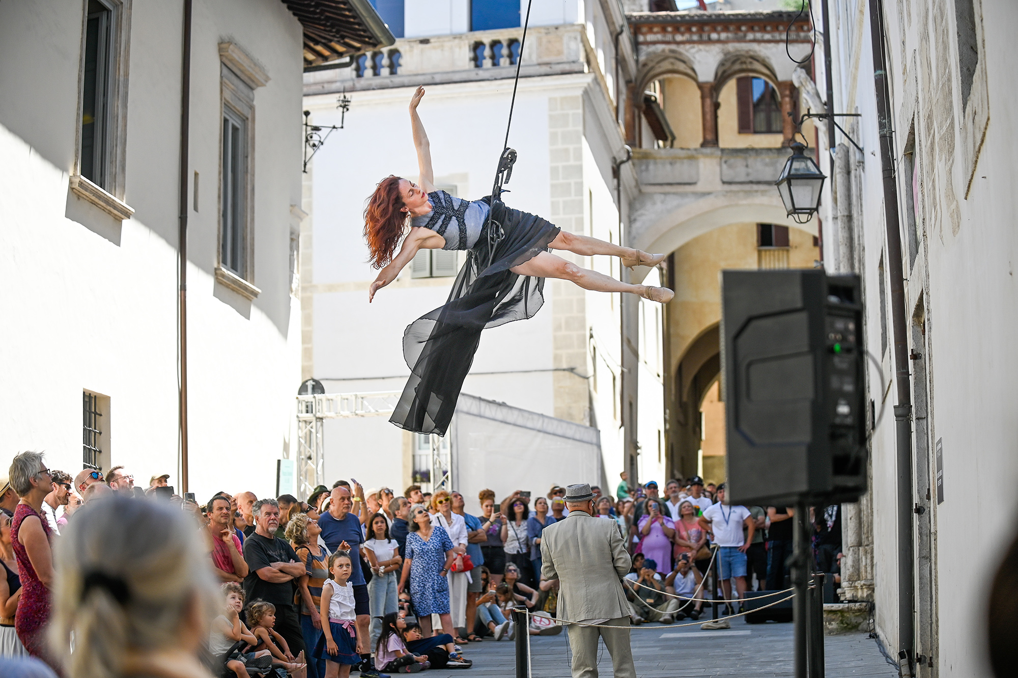 Performer di danza aerea durante il Festival di Spoleto, pubblico affascinato