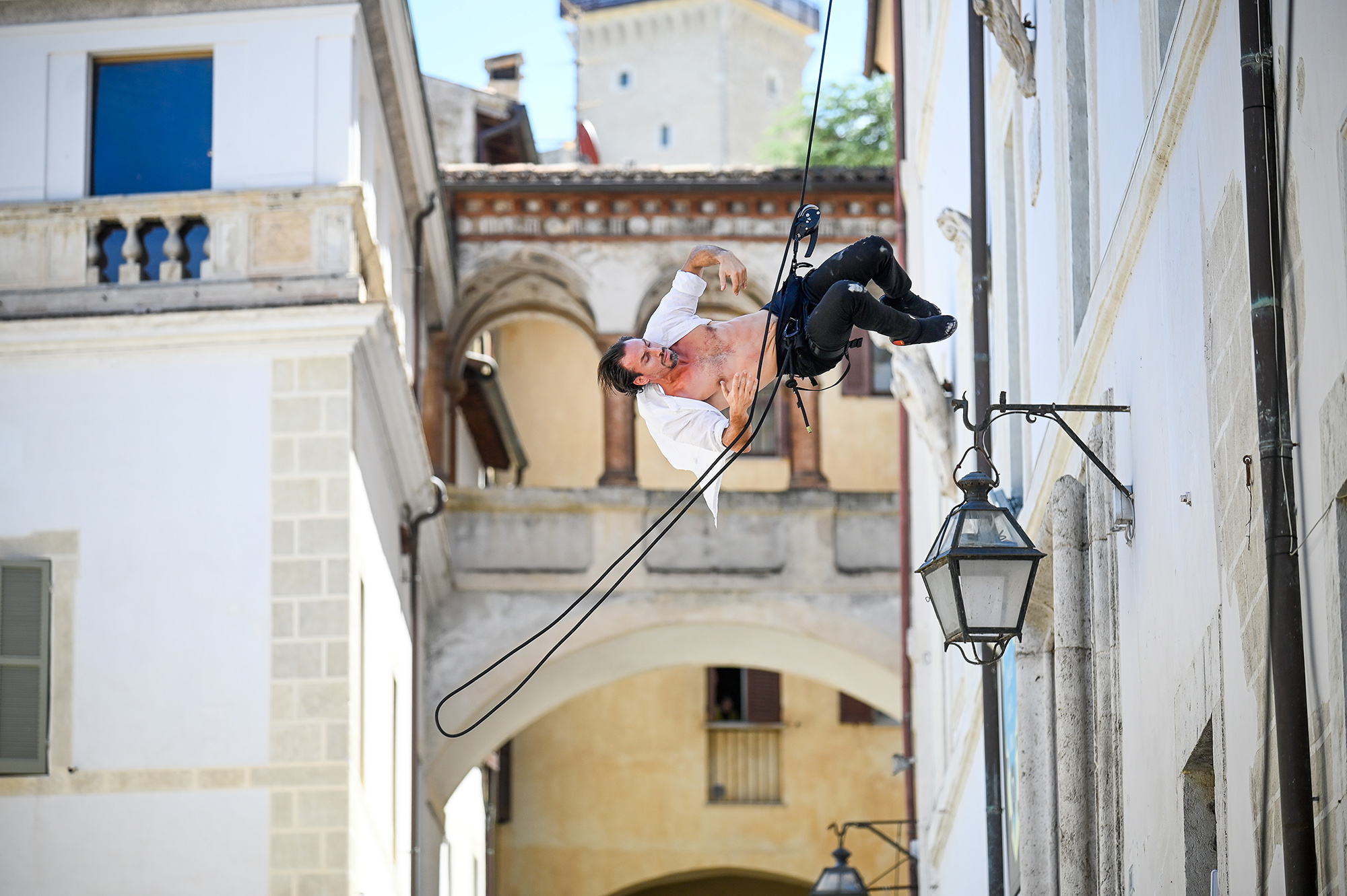 Performer acrobatico durante il Festival di Spoleto tra architetture storiche