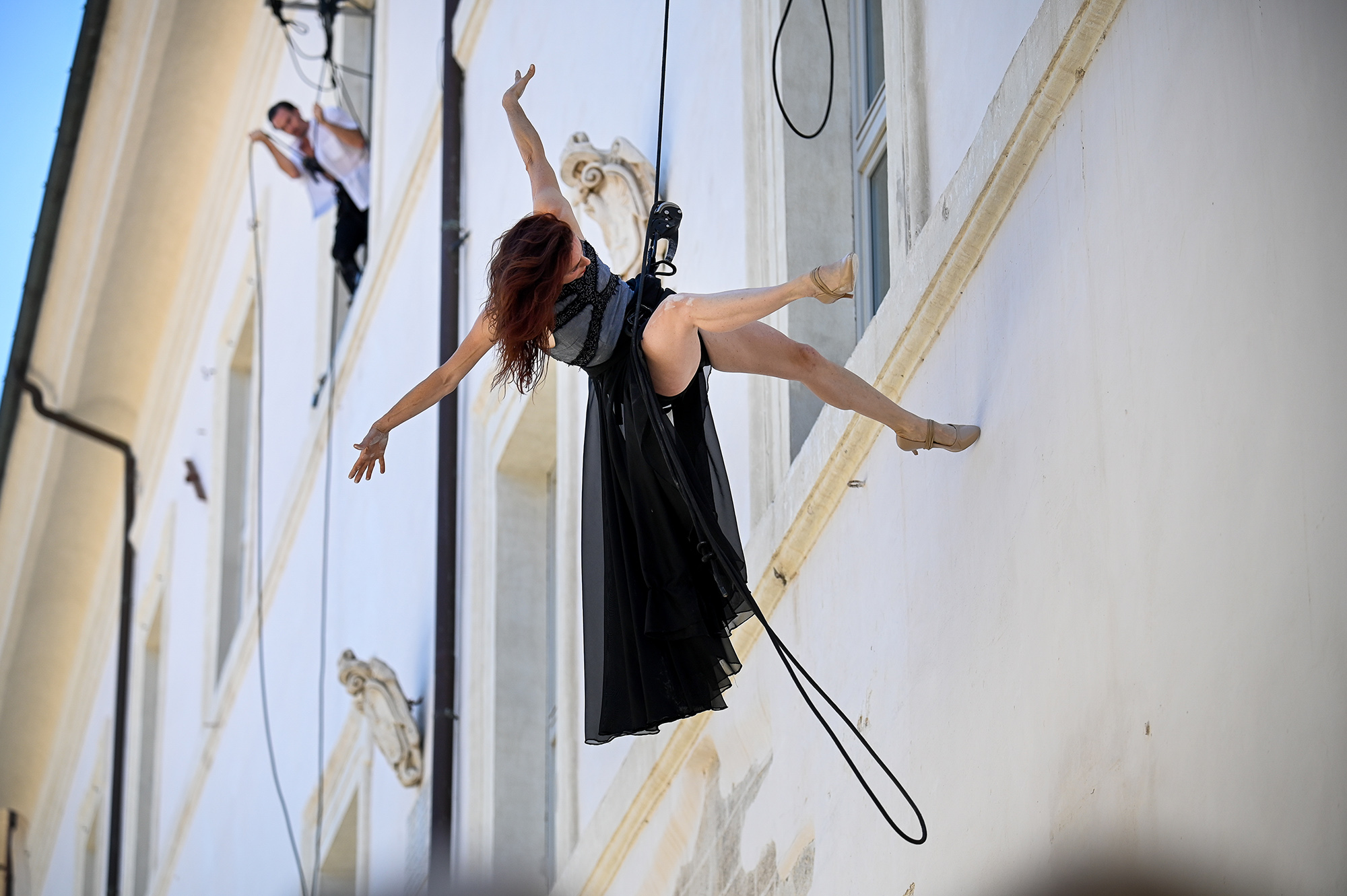 Performer di danza verticale al Festival di Spoleto, sospesa tra architettura e movimento