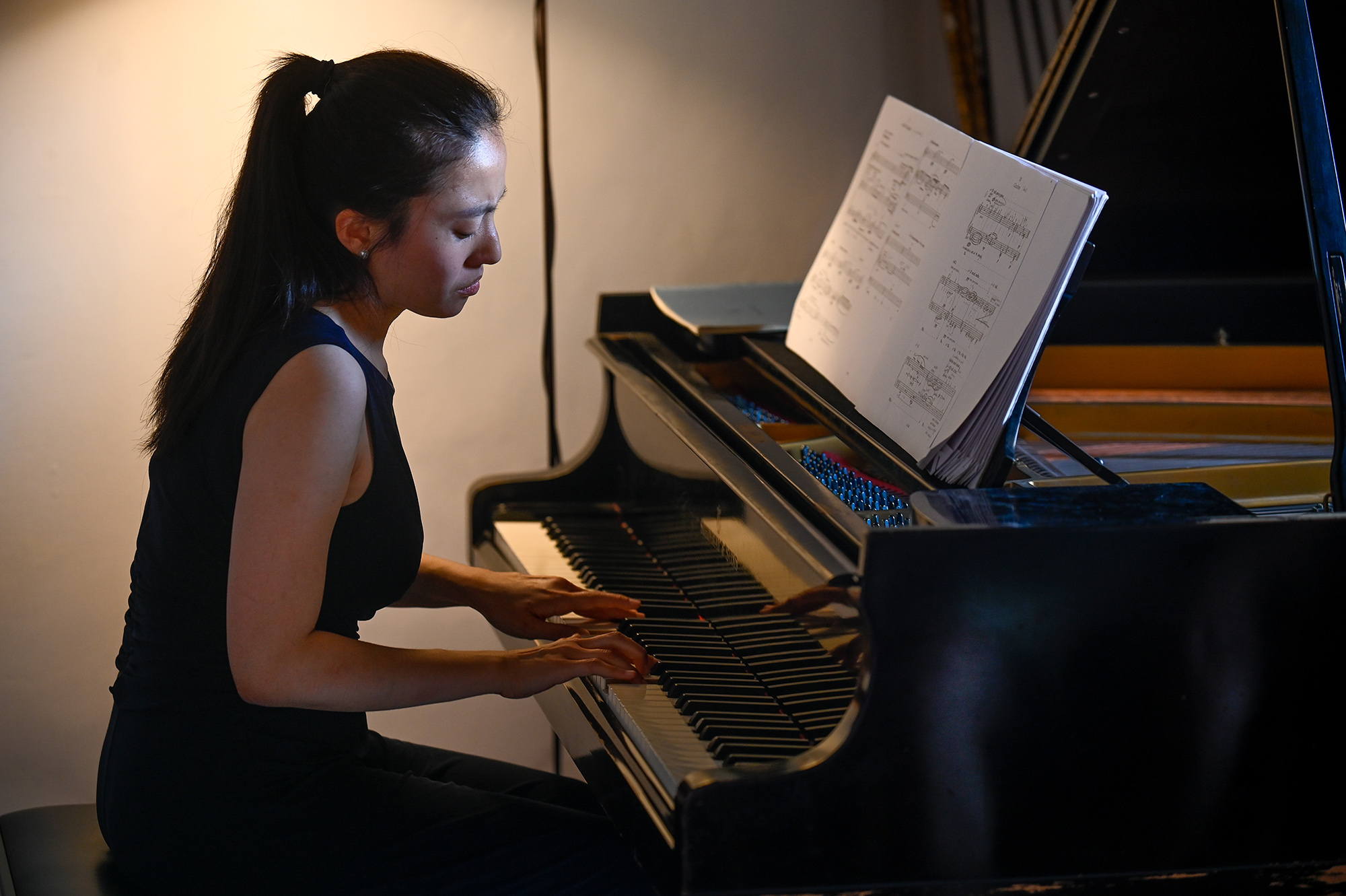 Pianista concentrata durante il Festival di Spoleto, suona con passione