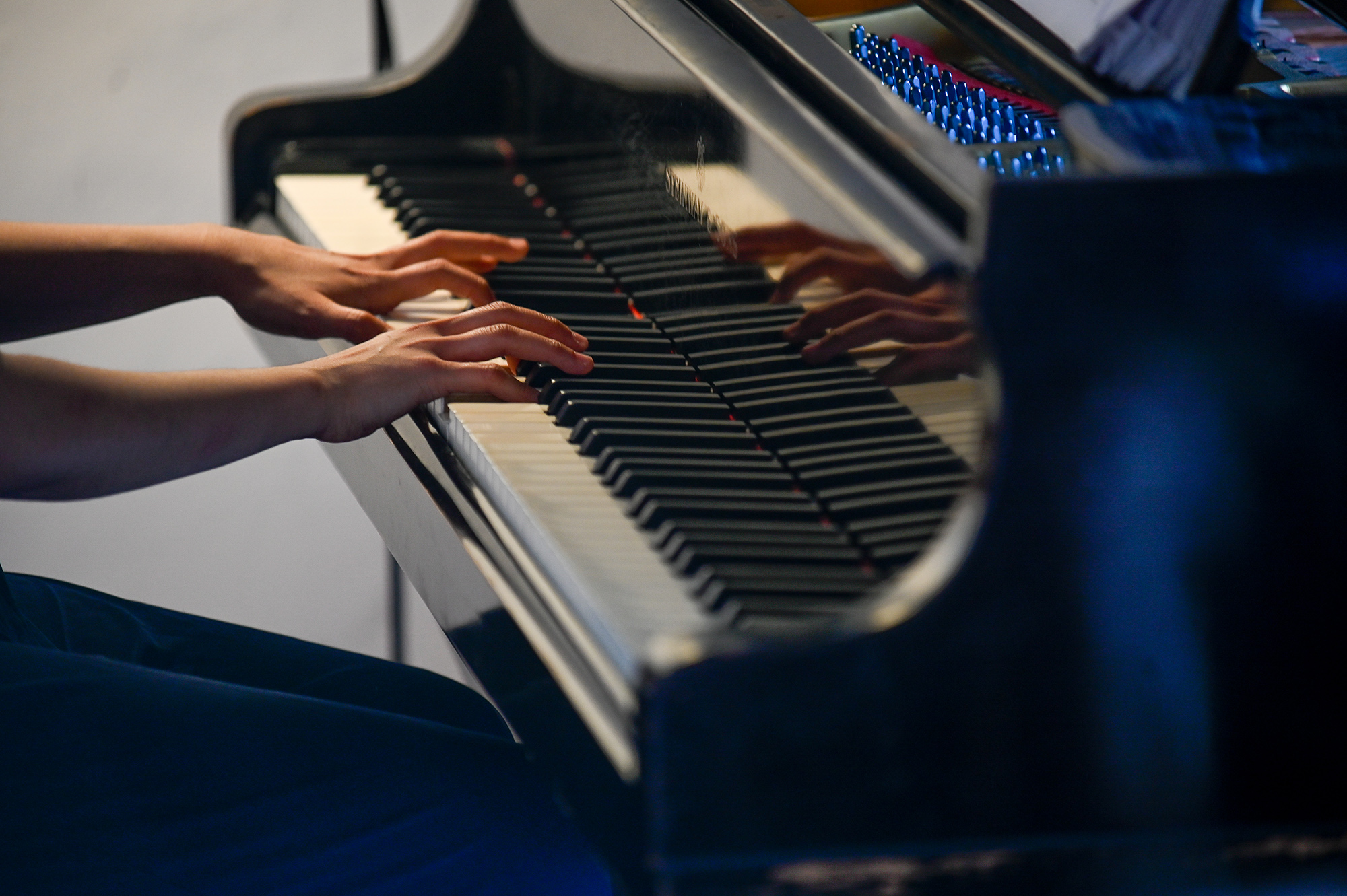 Mani sul pianoforte durante il Festival di Spoleto, melodia in movimento