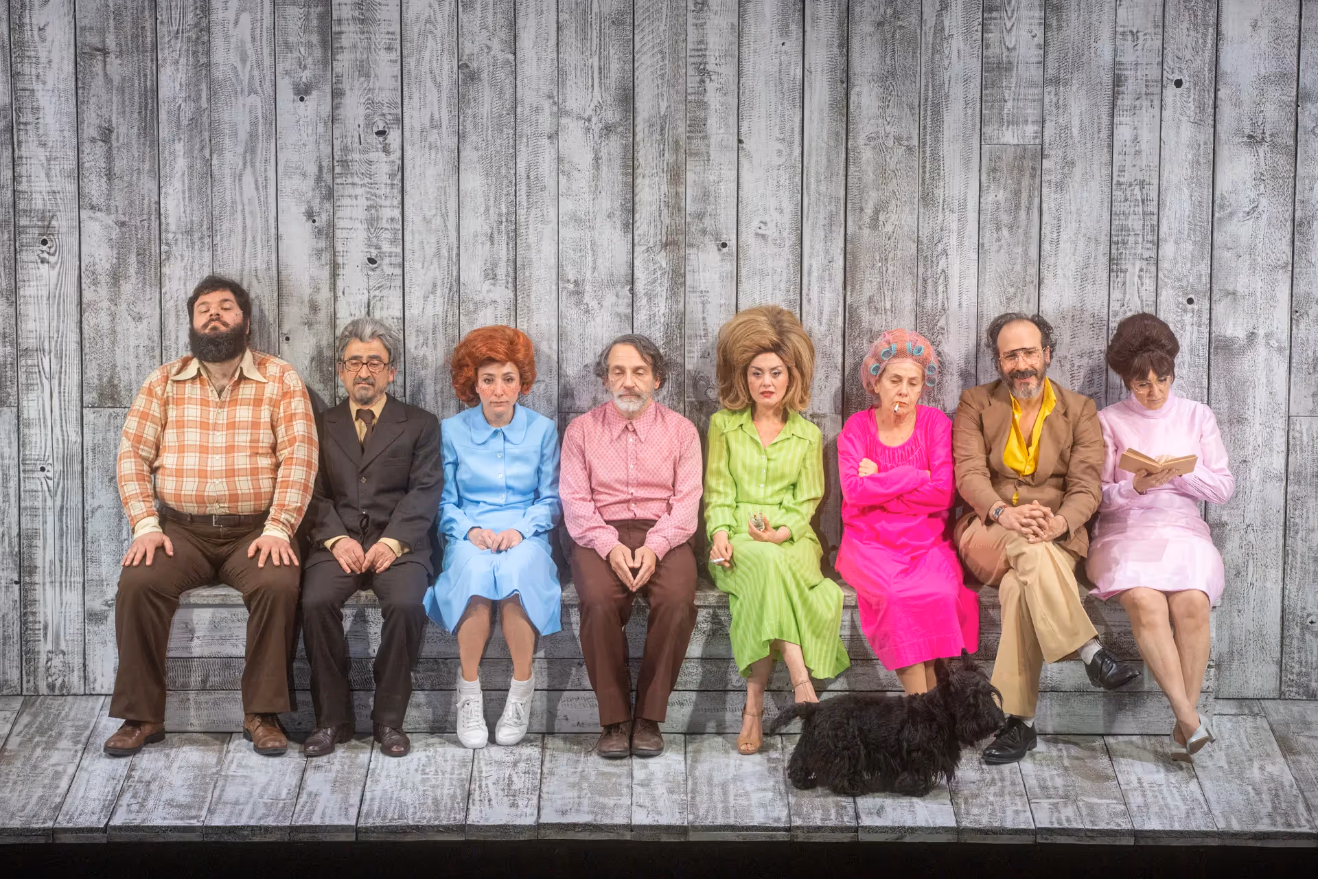 Gruppo colorato al Festival di Spoleto, seduto su una panchina di legno