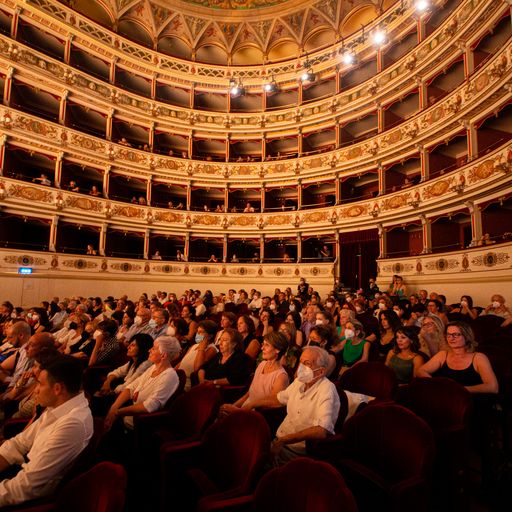 Pubblico al Teatro Ponchielli durante il Festival di Spoleto