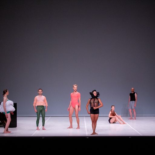Performer in scena al Festival di Spoleto, danzatori in posa minimale
