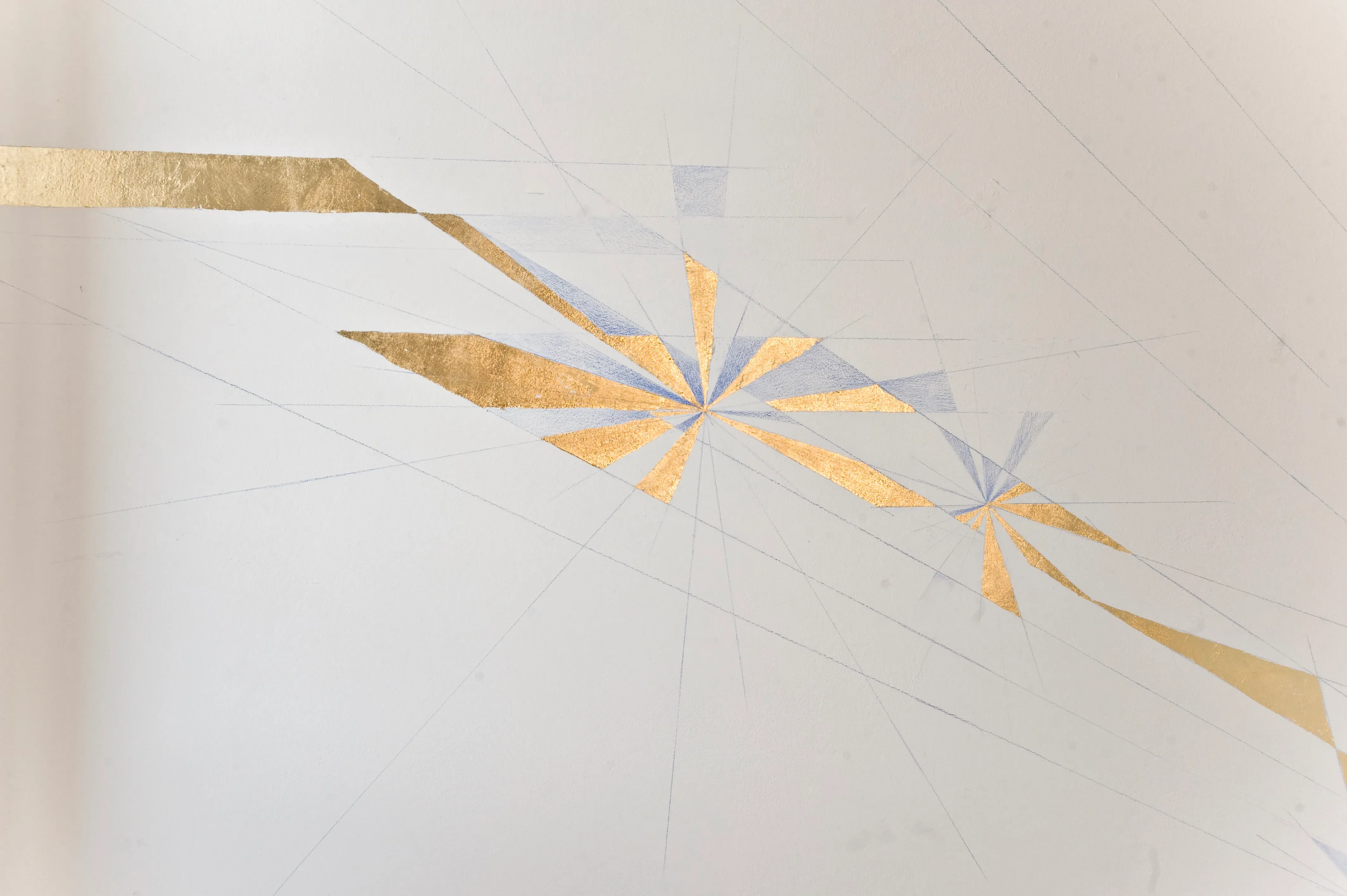 Manifesto grafico geometrico del Festival di Spoleto con raggi dorati