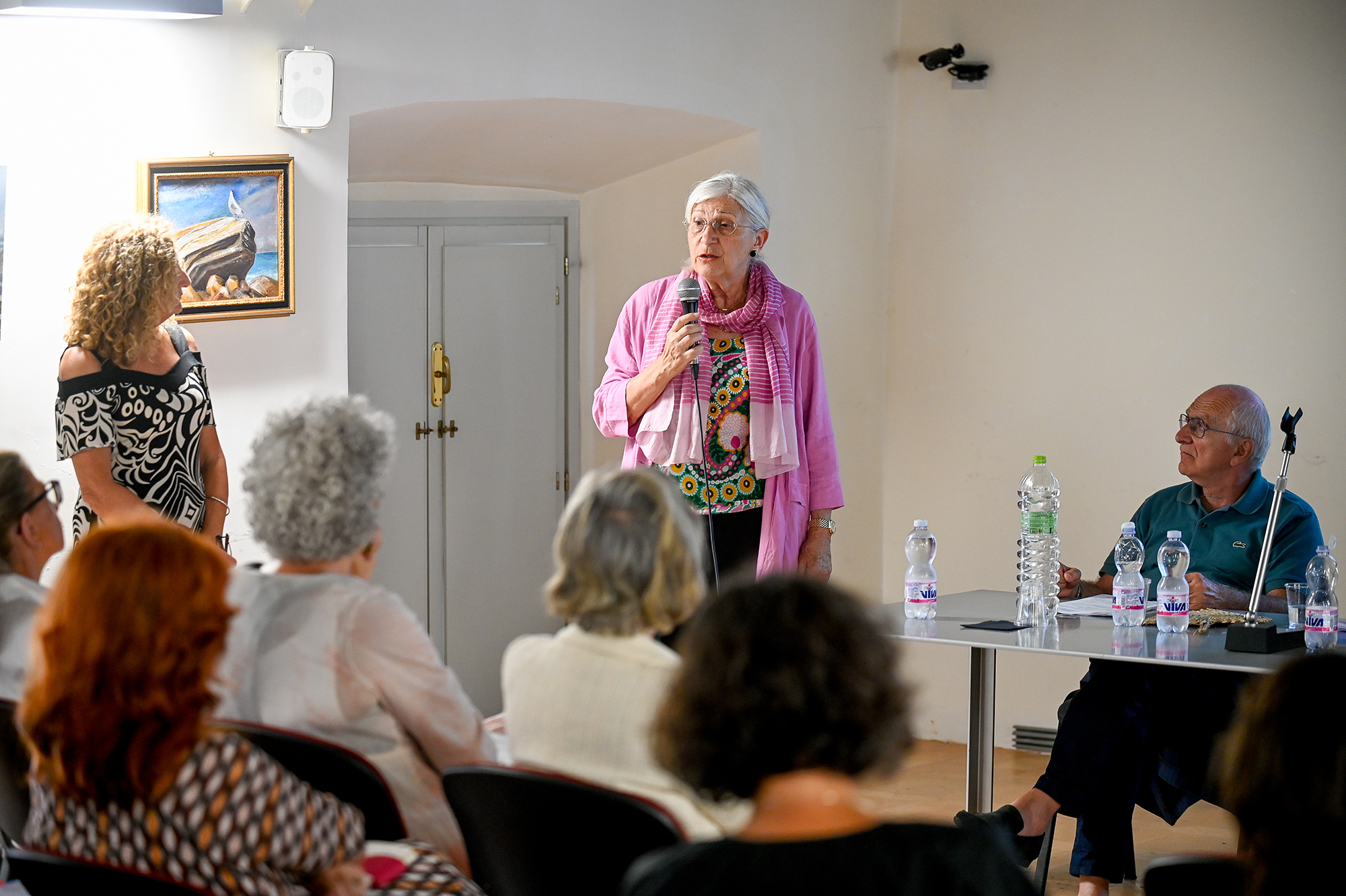 Intervento al Festival di Spoleto con relatrice anziana in rosa