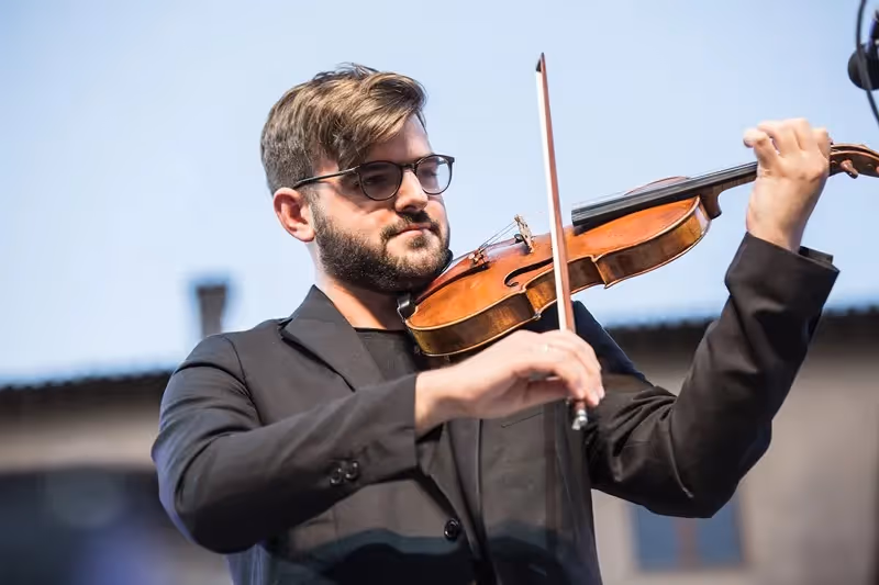 Violinista si esibisce al Festival di Spoleto con passione e maestria