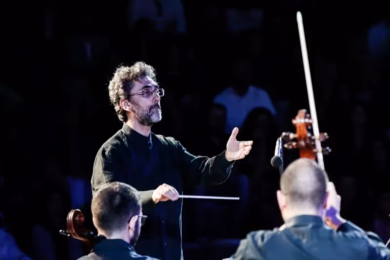 Direttore d'orchestra durante il Festival di Spoleto, appassionato e concentrato