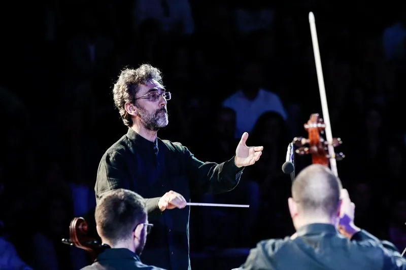 Direttore d'orchestra durante il Festival di Spoleto, appassionato e concentrato
