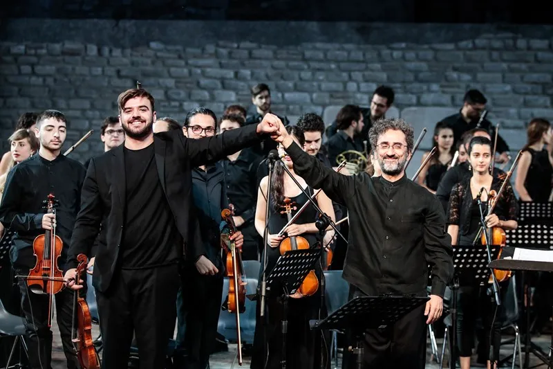 Orchestra al Festival di Spoleto, musicisti in nero sul palco