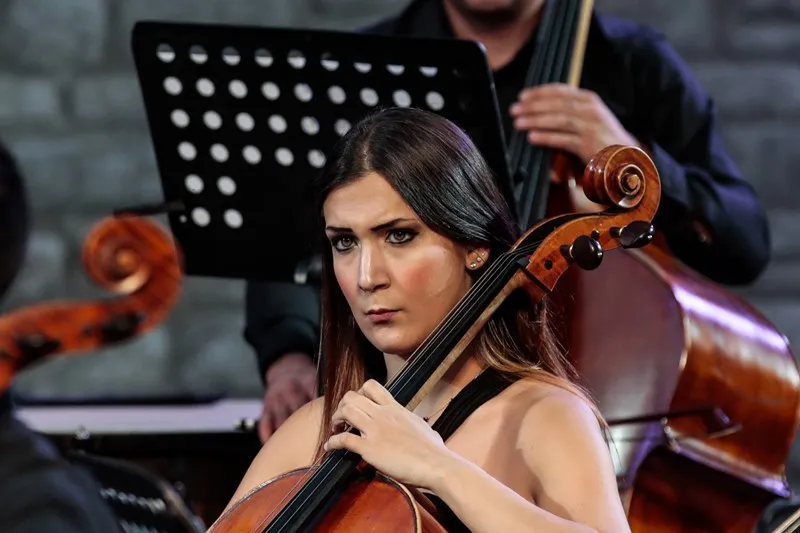 Musicista concentrata durante il Festival di Spoleto, suona violoncello