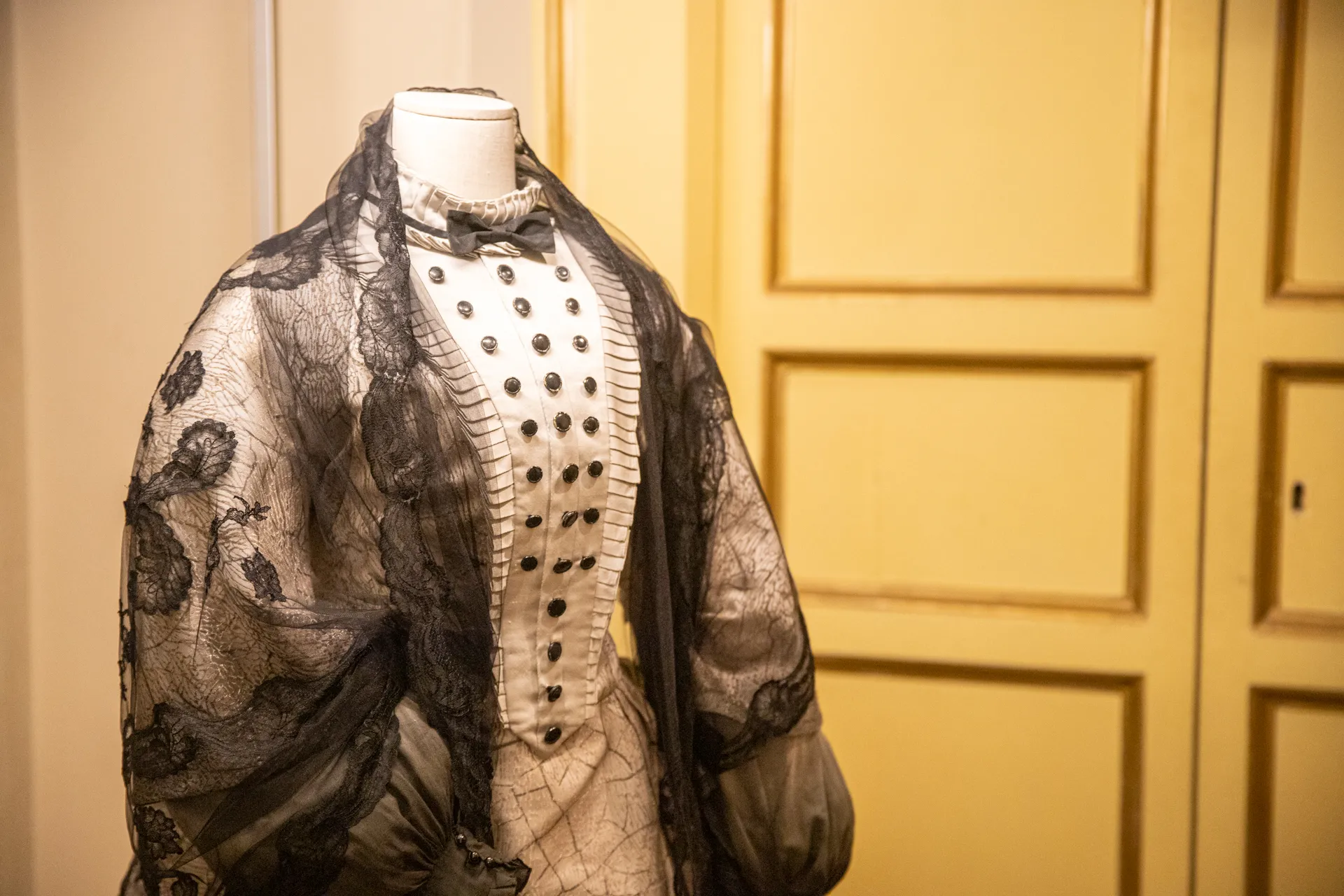 Vintage costume display at Festival di Spoleto, elegant historical clothing