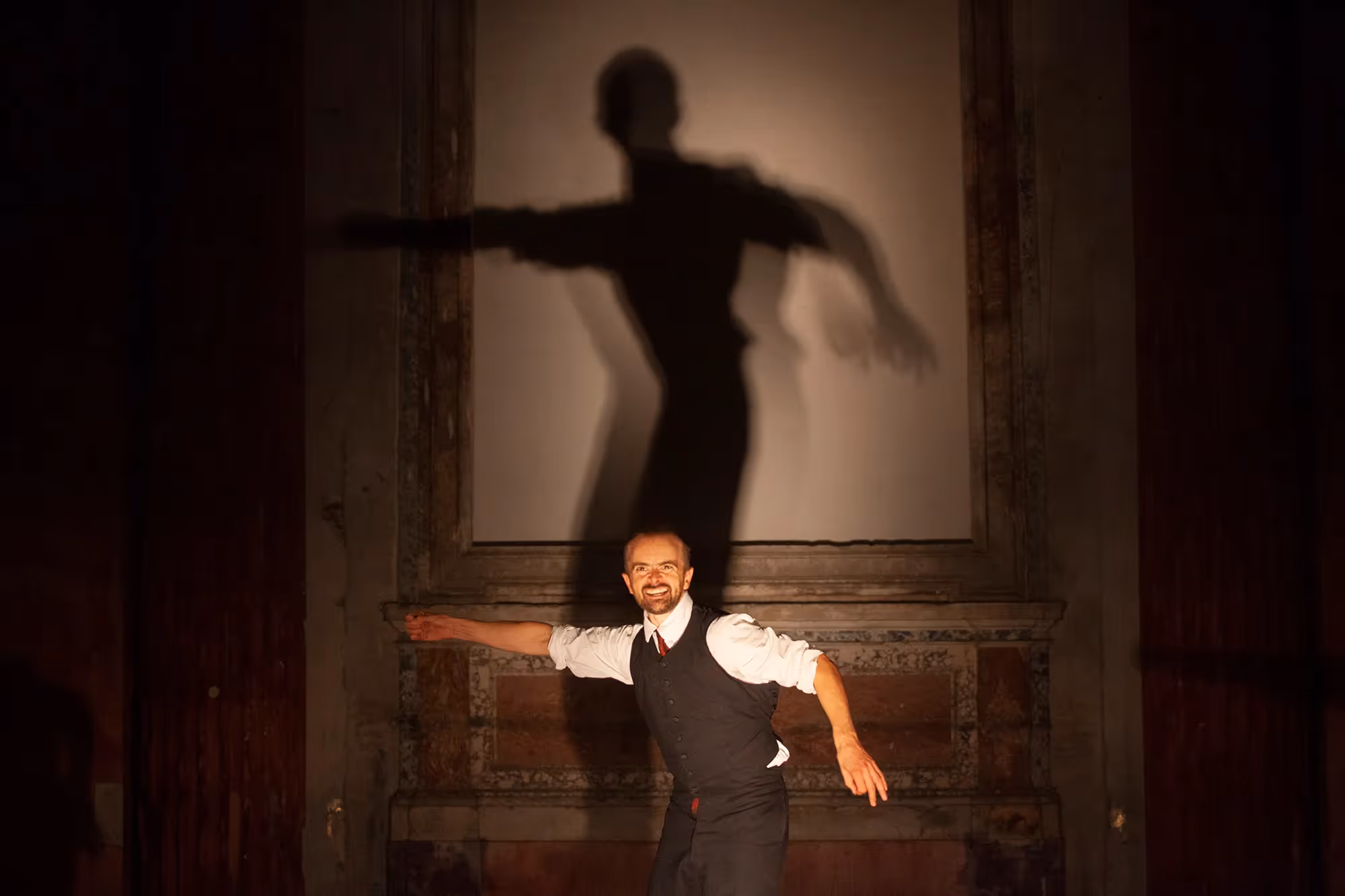 Dramatic performer at Festival di Spoleto creates expressive shadow art