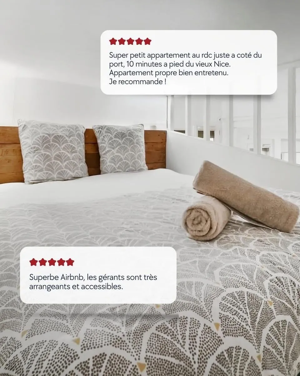 Lit décoré avec deux coussins gris à motifs, deux serviettes beige roulées, et avis positifs en français sur un appartement Airbnb.