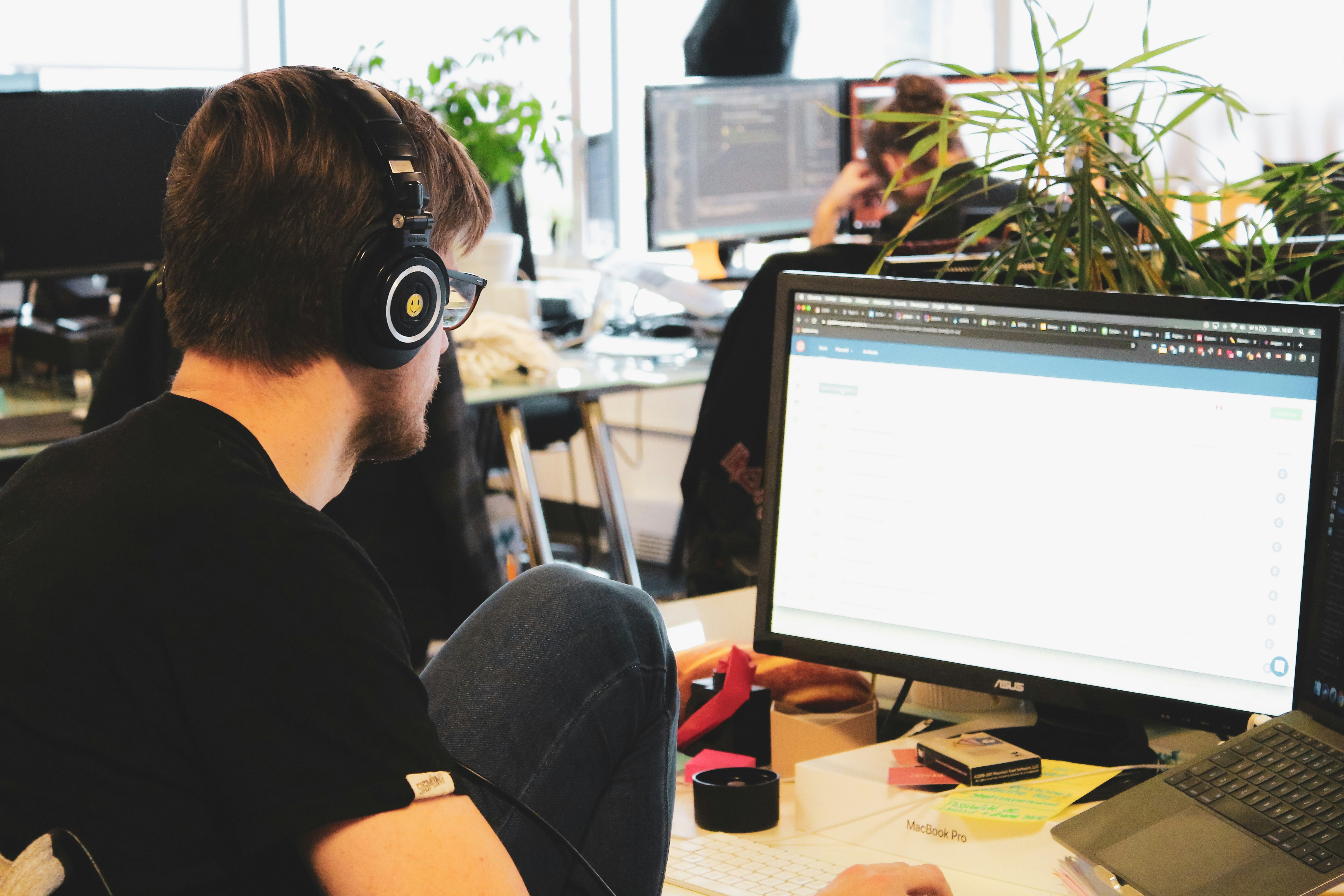7 Repetitive Tasks You Can Offload to an AI Helpdesk 