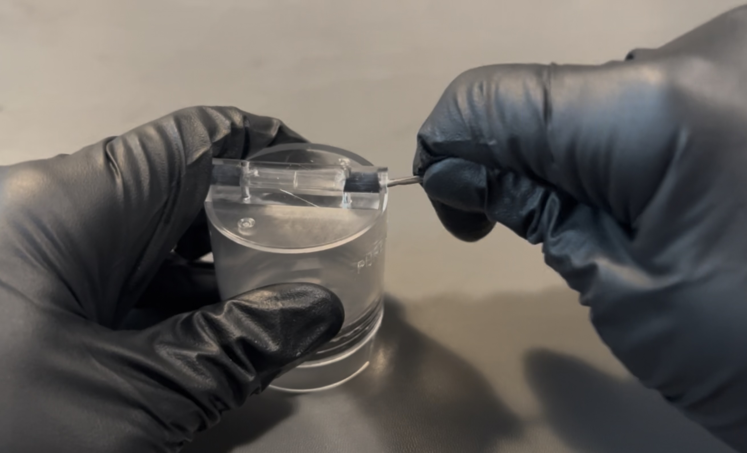 Push in the gaskets to seal. 