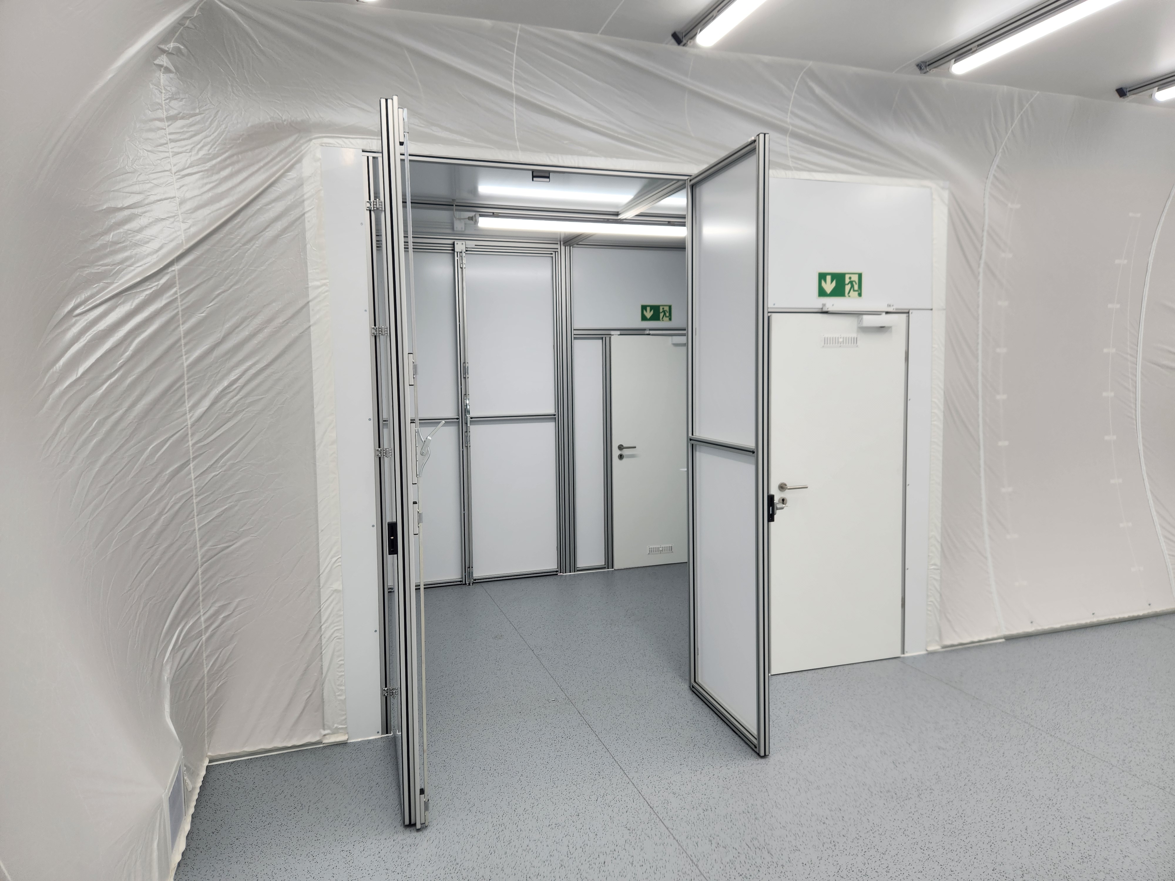 Blick in die Schleuse durch die maßgeschneiderten Portaltüren
