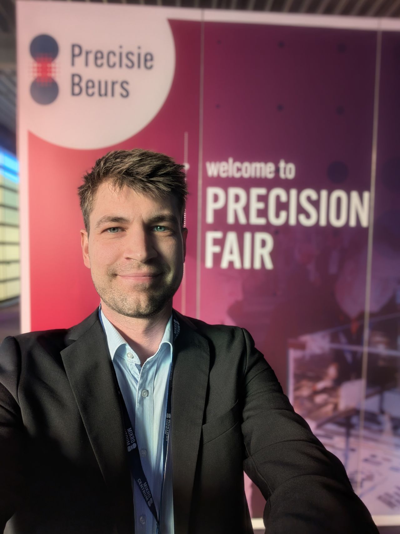 Max Lindemann in front of an Precision Fair roll up