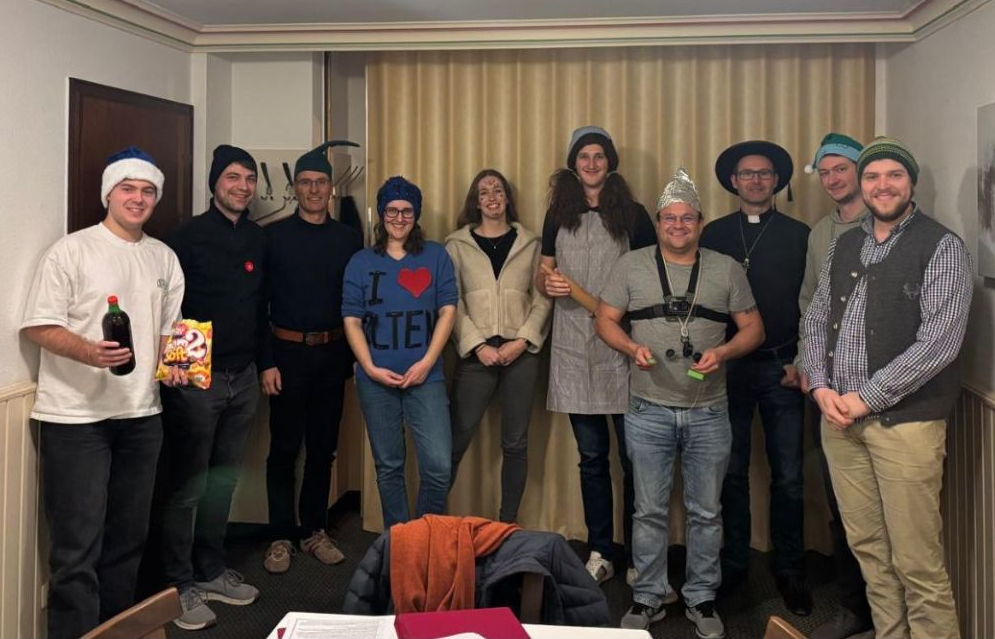 Group picture of the event's costumized participants