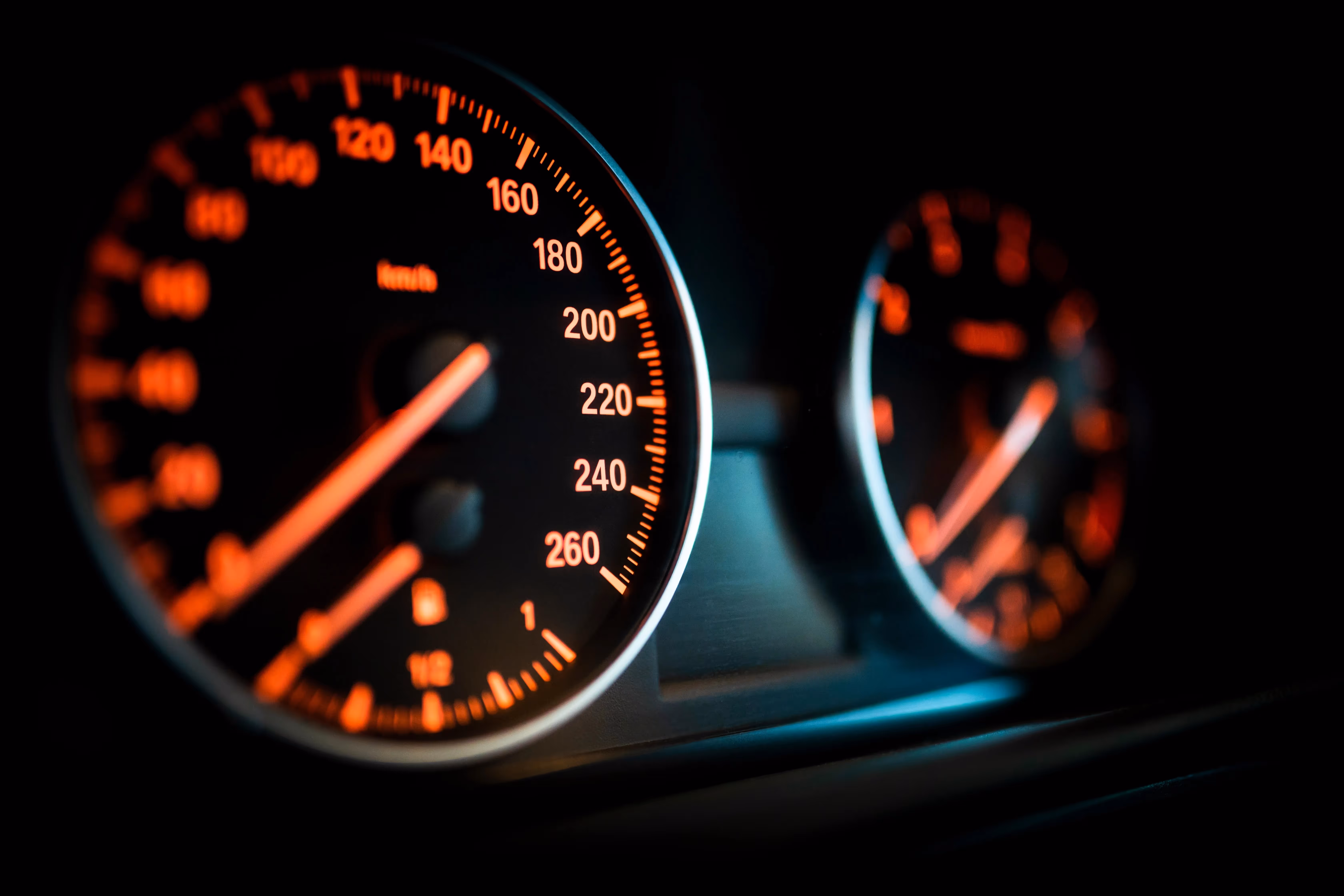 snelheidsmeter in auto