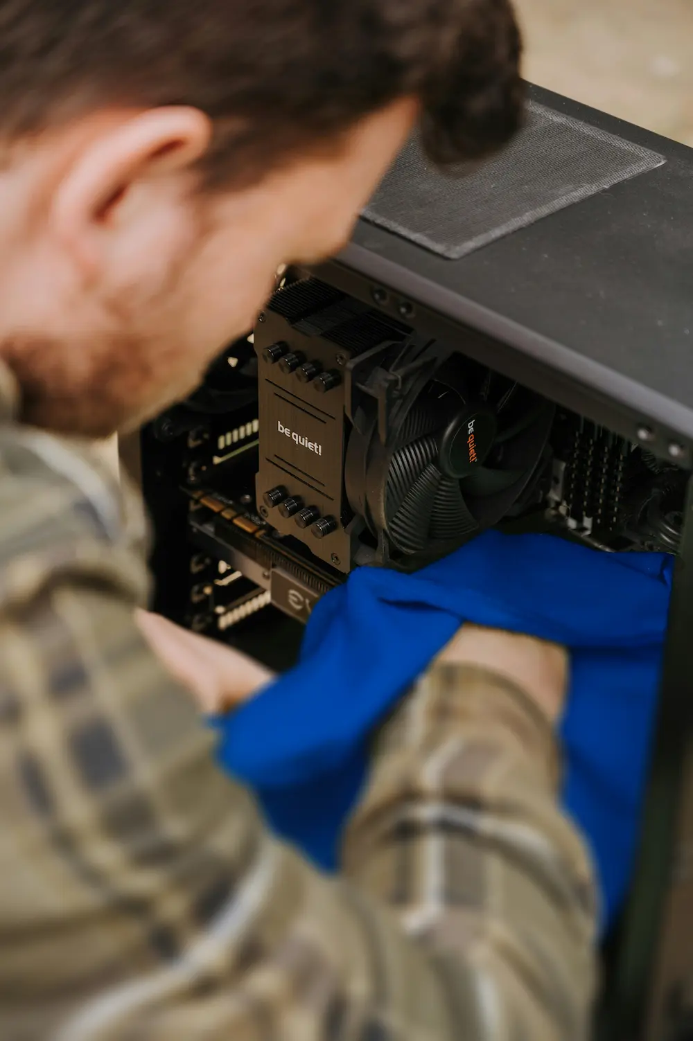 Mann reinigt Computer von innen