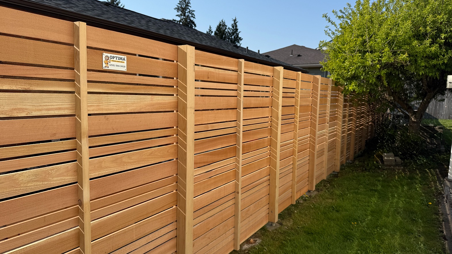 Horizontal wood fence with mixed gaps