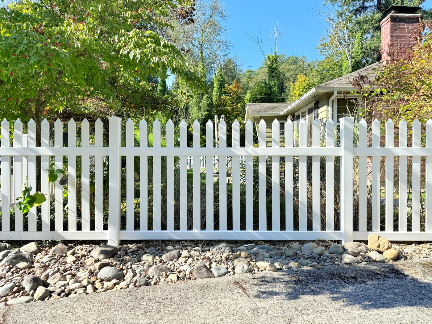 old vinyl fencing in Mercer Island, WA